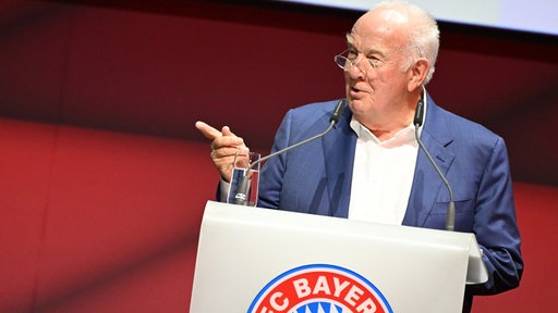 Der Stellvertretender Vizepräsident des FC Bayern München Walter Mennekes auf der Bühne.