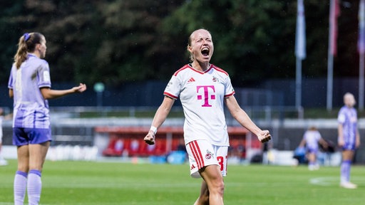 Die Kölnerin Beke Sterner (r.) bejubelt ihren Treffer gegen Hoffenheim