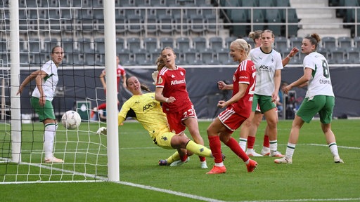 Bayern Münchens Frauen bejubeln einen späten Treffer von Vanessa Gilles (nicht auf dem Bild)