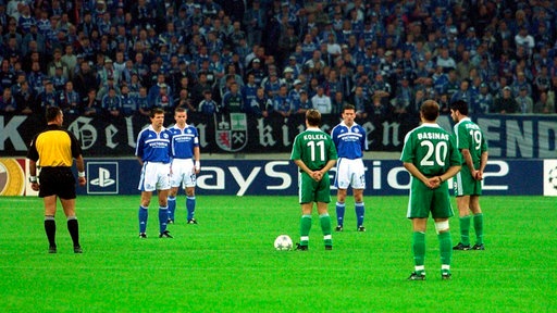 Schweigeminute in der Arena von Schalke