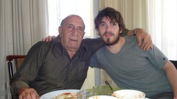 Argentinien-Fan Gabriel Goldsack (r.) und sein Opa.