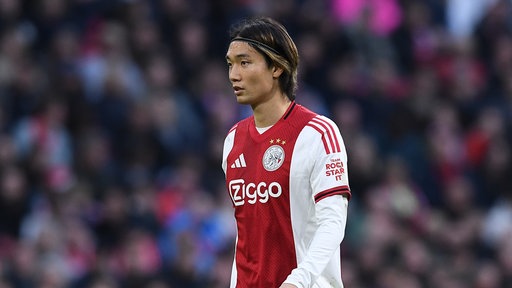 Ko Itakura im Trikot von Ajax Amsterdam im November 2025