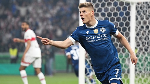 Julian Kania jubelt im Trikot von Arminia Bielefeld (Archivfoto)