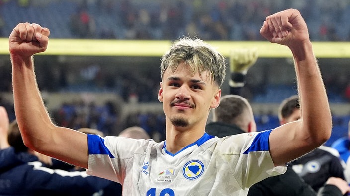  Kerim Alajbegovic freut sich über den Sieg von Bosnien und Herzegowina