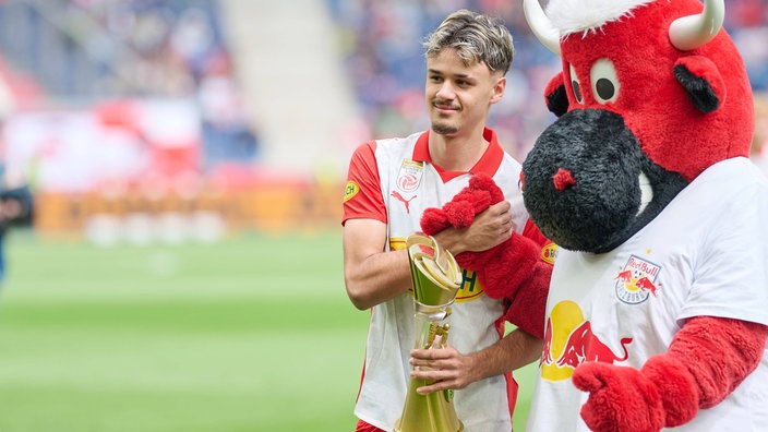 Kerim Alajbegovic (l.) bei einer Ehrung mit Salzburg-Maskottchen Bulli