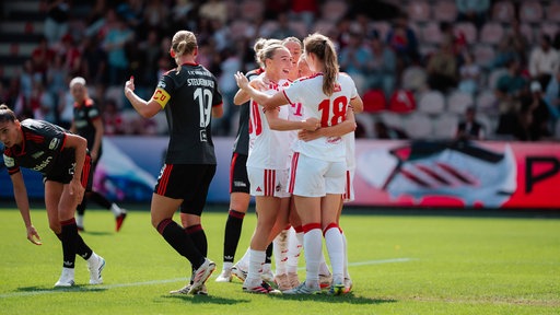 Torjubel der Kölner Spielerinnen im Spiel gegen Union Berlin