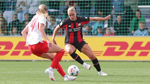 Cornelia Kramer im Dribbling