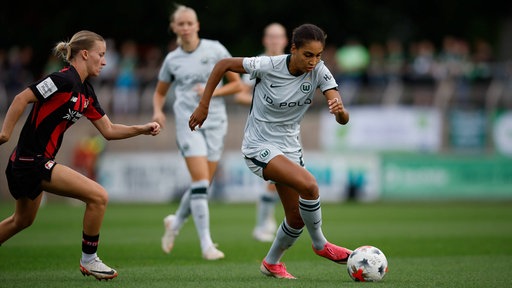 Wolfsburgs Cora Zicai im Spiel gegen Bayer Leverkusen