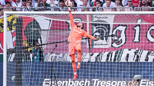 Torwart Loris Karius pariert den Ball