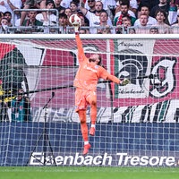 Torwart Loris Karius pariert den Ball