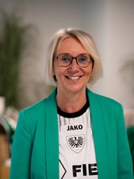 Trauerrednerin Claudia Brannekemper in Preußen Trikot