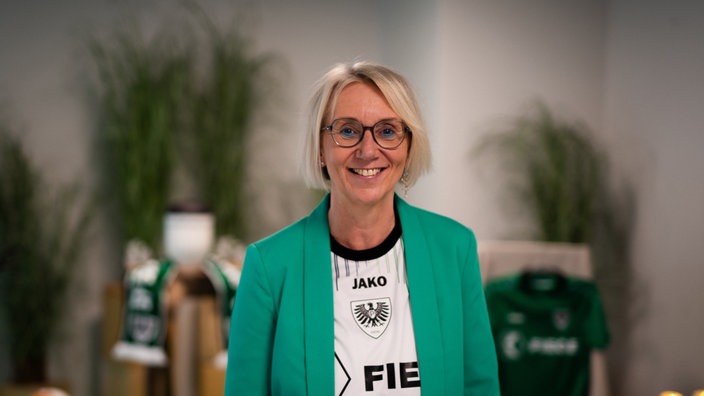 Trauerrednerin Claudia Brannekemper in Preußen Trikot