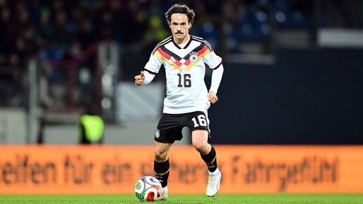 Mika Baur am Ball