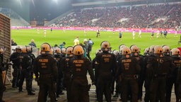 Polizisten im Stadion von Essen beim Spiel Rot-Weiß Essen gegen Waldhof Mannheim