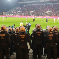 Polizisten im Stadion von Essen beim Spiel Rot-Weiß Essen gegen Waldhof Mannheim