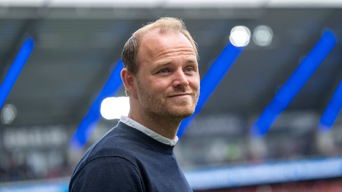 Paderborns Geschäftsführer Sport Sebastian Lange betritt das Stadion