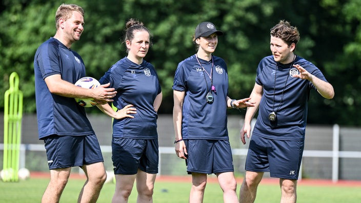 Das Trainerteam der SGS Essen um Cheftrainerin Heleen Jaques (2.v.r.).