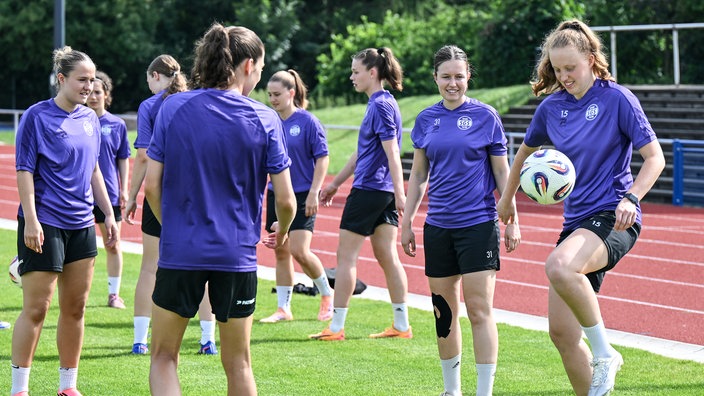 Die Spielerinnen der SGS Essen während des Trainingsauftakts mit Jana Feldkamp (2.v.r.).