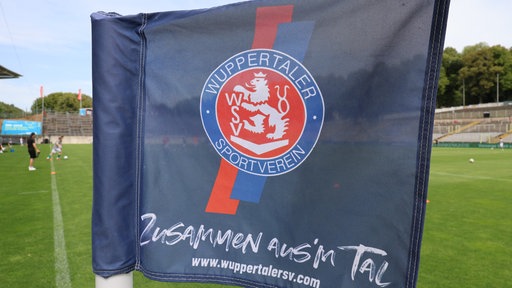 eine Eckfahne im Stadion am Zoo mit dem Wappen des Wuppertaler SV 