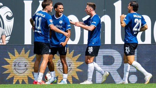 Bielefelds Joel Grodowski (l.) bejubelt einen Treffer im Spiel gegen Cottbus