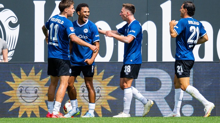 Bielefelds Joel Grodowski (l.) bejubelt einen Treffer im Spiel gegen Cottbus