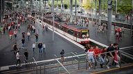 Fans von Fortuna Düsseldorf laufen von der Straßenbahn in Richtung Stadion