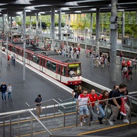 Fans von Fortuna Düsseldorf laufen von der Straßenbahn in Richtung Stadion