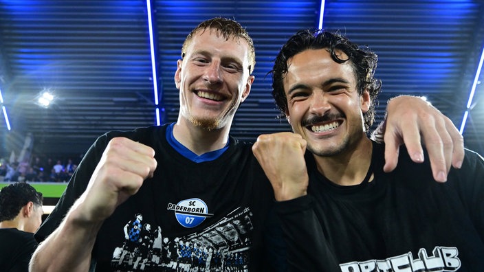 Paderborns Laurin Curda (l.) und Mika Baur bejubeln de Aufstieg in die Bundesliga