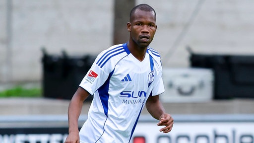 Pape Meissa Ba im Trikot von Schalke 04