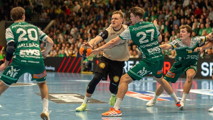 Nico Schoettle vom Bergischen HC bei einer Offensivaktion