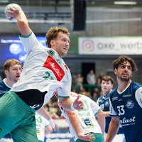 Mindens Tom Bergner (v.) mit einem Torwurf im Spiel gegen den Bergischen HC