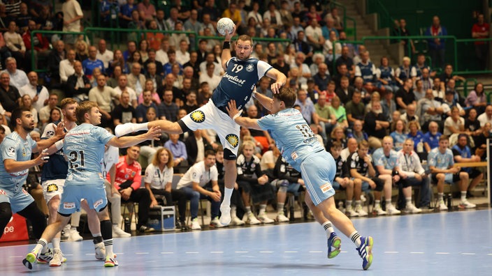Tomas Babak vom Bergischen HC im Duell mit Christopher Bissel (l.) und Florian Scheerer (r.) vom HC Erlangen.