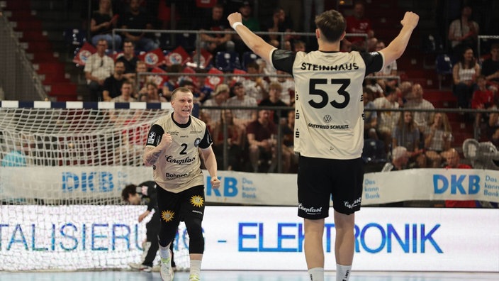 Noah Beyer (l.) und Söre Steinhaus (Nummer 53) vom Bergischen HC bejubeln einen Treffer in Erlangen