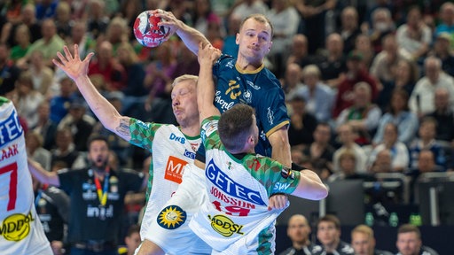 Fynn Hangstein vom Bergischen HC setzt sich gegen die Magdeburger Defensive durch