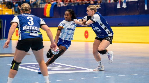 Maxi Mühlner (r.) versucht  Danila Patricia So Delgado Pinto zu stoppen