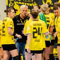 Kay Rothenpieler hält eine Ansprache im Kreis seiner Spielerinnen