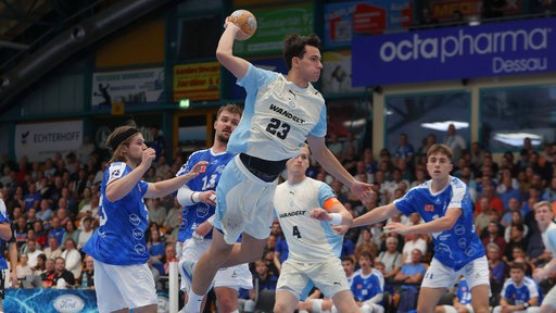 Nikola Roganovic trifft für den VfL Gummersbach im Pokalspiel gegen den Dessau-Roßlauer HV.