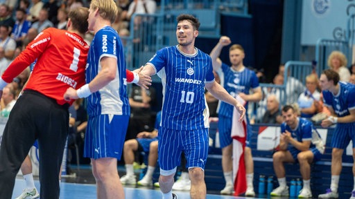Gummersbachs Alex Dujshebaev klatscht mit seinem Torwart ab