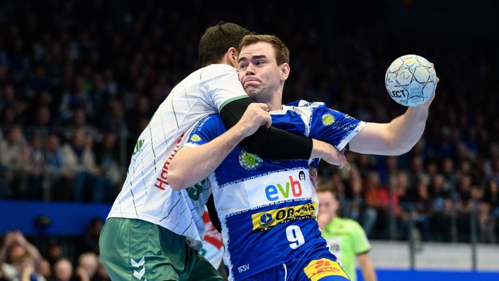 Max Beneke (r.) vom ThSV Eisenach im Duell mit Valiullin Azat on GWD Minden. 