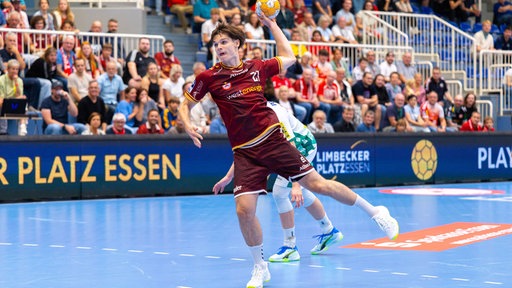 Felix Eißing von TuSEM Essen wirft im Pokalspiel gegen Leipzig auf das Tor.