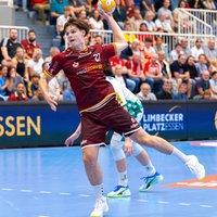 Felix Eißing von TuSEM Essen wirft im Pokalspiel gegen Leipzig auf das Tor.