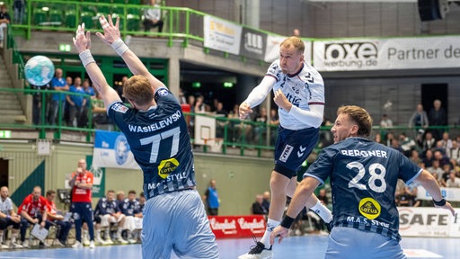 Flensburgs Simon Pytlick wirft auf das Tor vom BHC