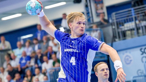  Ellidi Vidarsson, VfL Gummersbach, wirft den Ball auf das Tor