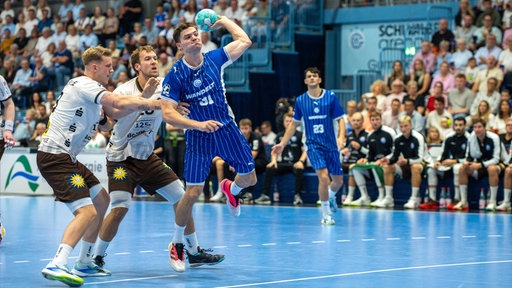 Kay Smits (v. r.) vom VfL Gummersbach wirft auf das Tor des Bergischen HC