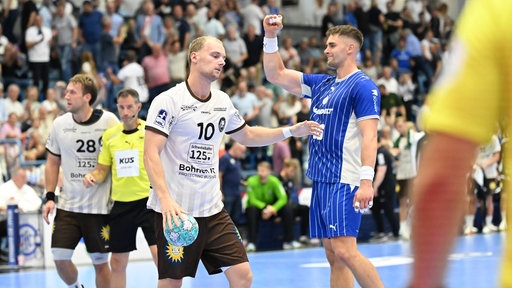 Symbolisch: Stepan Zeman (r.) vom VfL Gummersbach jubelt, Finn Hangstein vom BHC ist frustriert.