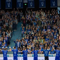 Die Mannschaft vom VfL Gummersbach feiert mit den Fans