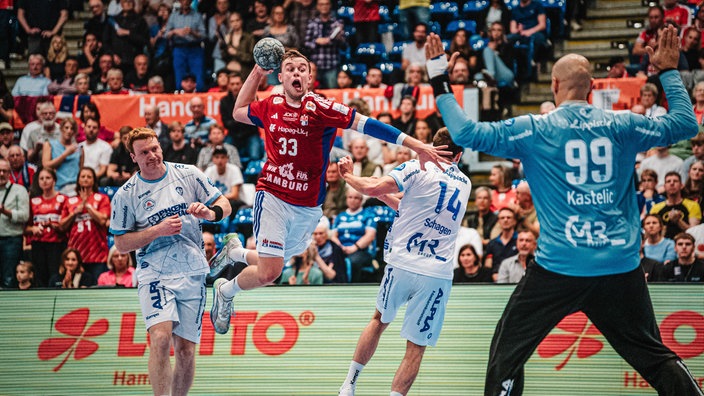 Moritz Sauter vom HSV Hamburg wirft auf das Tor von Urh Kastelic vom TBV Lemgo Lippe.