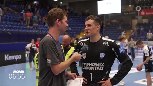 Simon Lepping (l.) im Interview mit Lemgo-Torwart Constantin Möstl