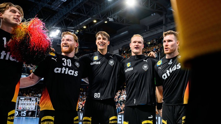 Die drei Gummersbacher Spieler Mathis Häseler, Tom Kiesler und Julian Köster (v. l.) bei der deutschen Nationalmannschaft