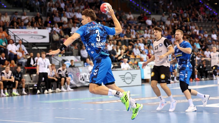 Max Häfner vom TVB Stuttgart am Ball gegen den Bergischen HC